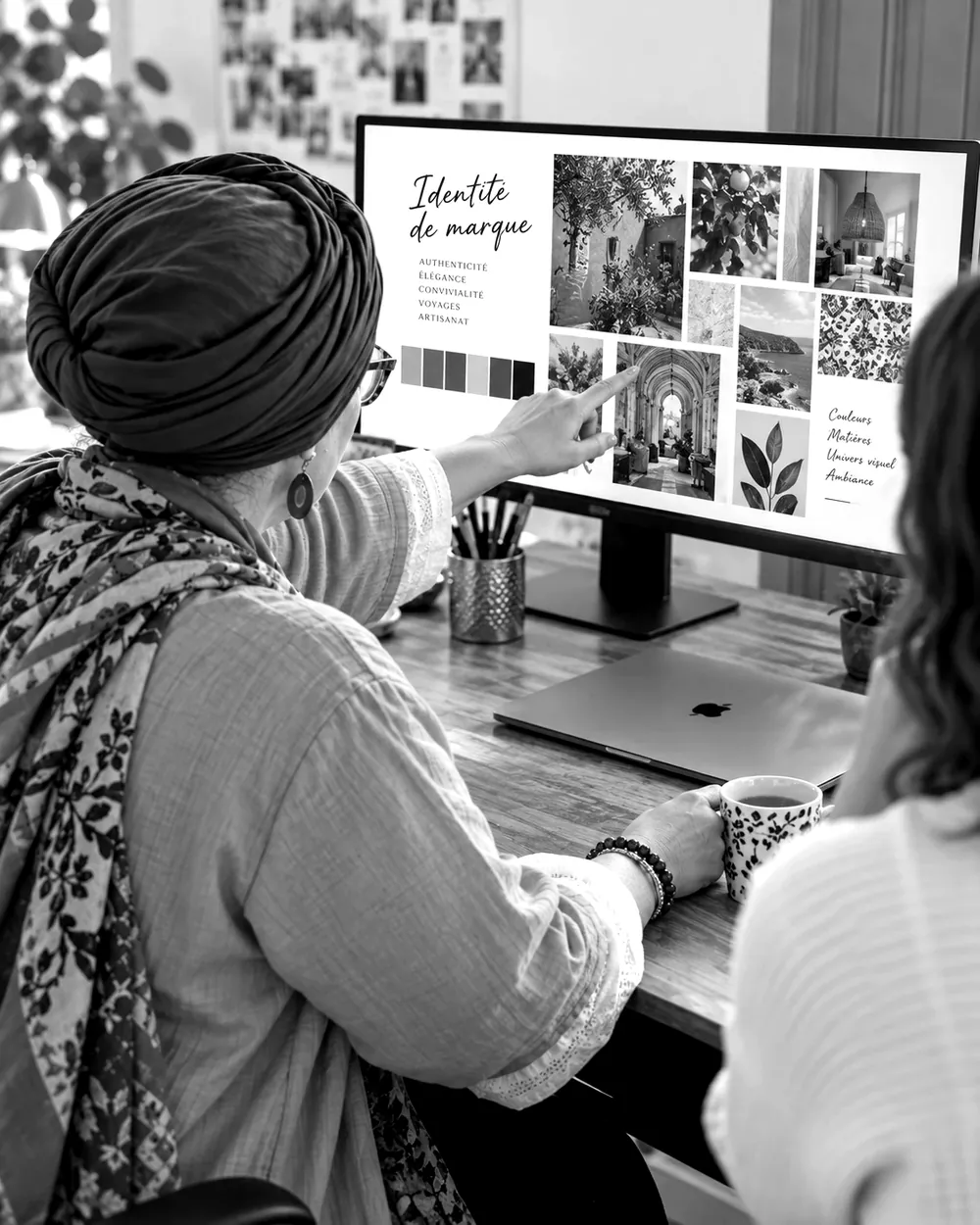 Céline montre à une cliente les couleurs et l'univers de son identité de marque